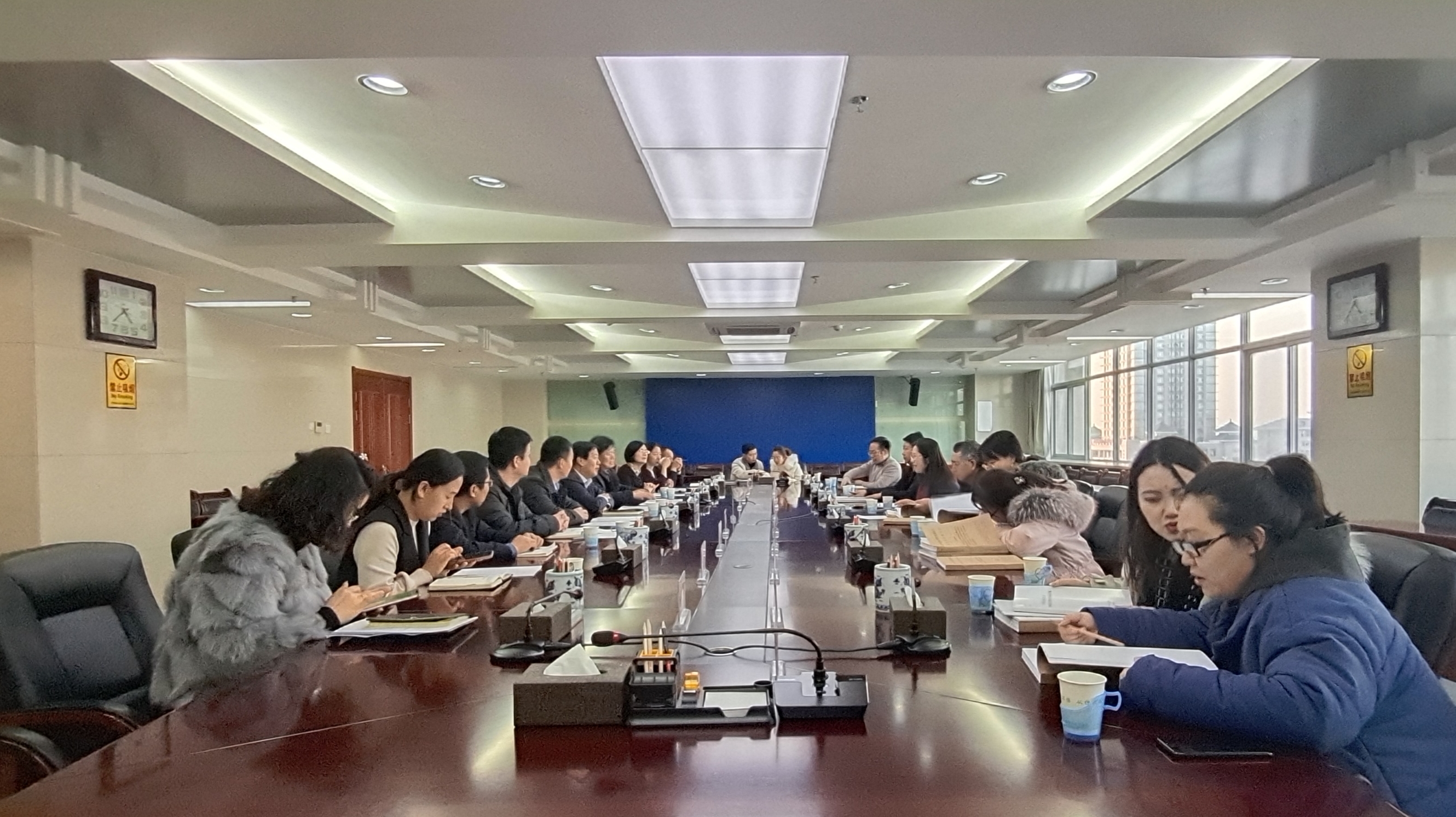 召开座谈会相互交流讨论.jpg