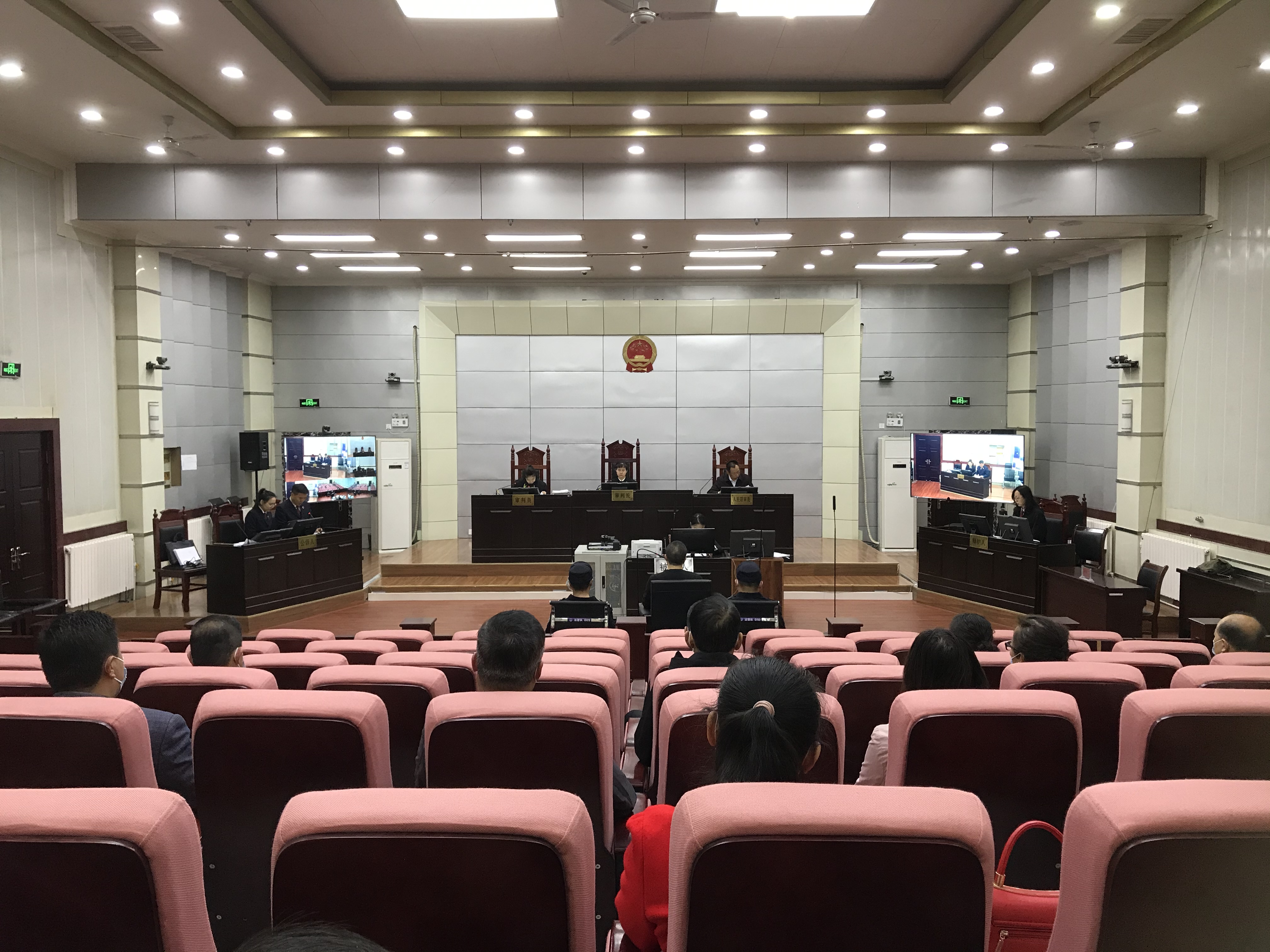 43月26日，市纪委监委组织党员干部旁听法庭庭审.jpg